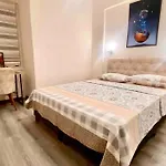 Licensed ,Jazzy Top Class 3 Bedrooms Homes 100Mb Wi-Fi